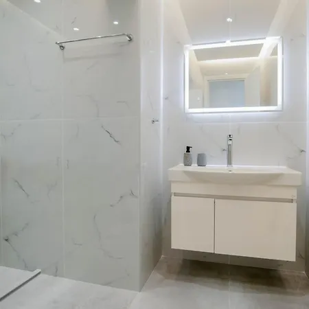 Blue Sea Benitses - Beachfront Appartement